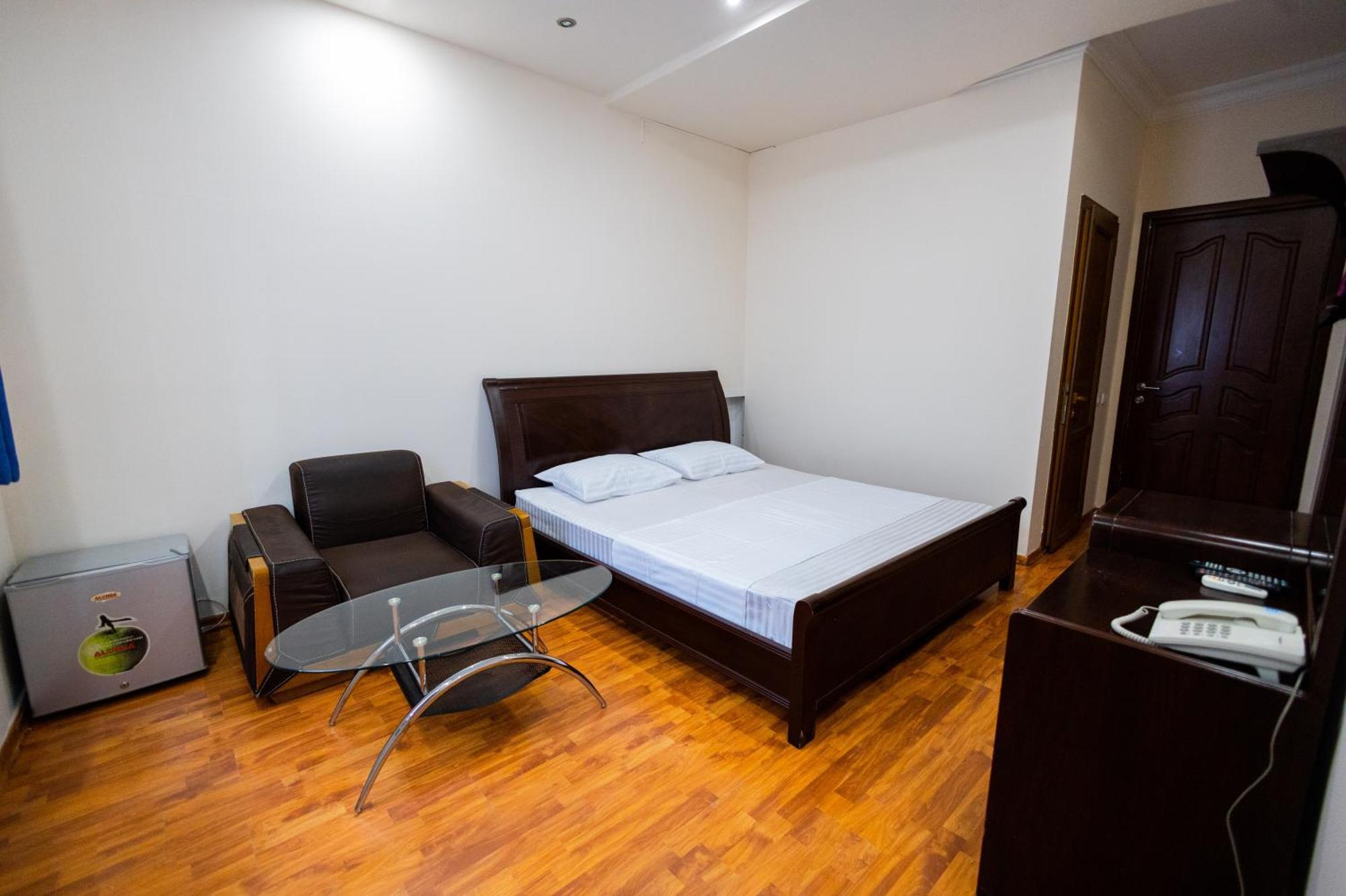 Yan Hotel Ереван Экстерьер фото