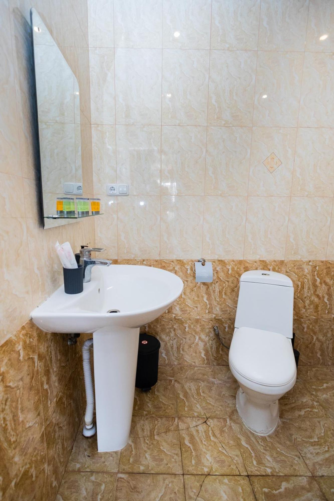 Yan Hotel Ереван Экстерьер фото