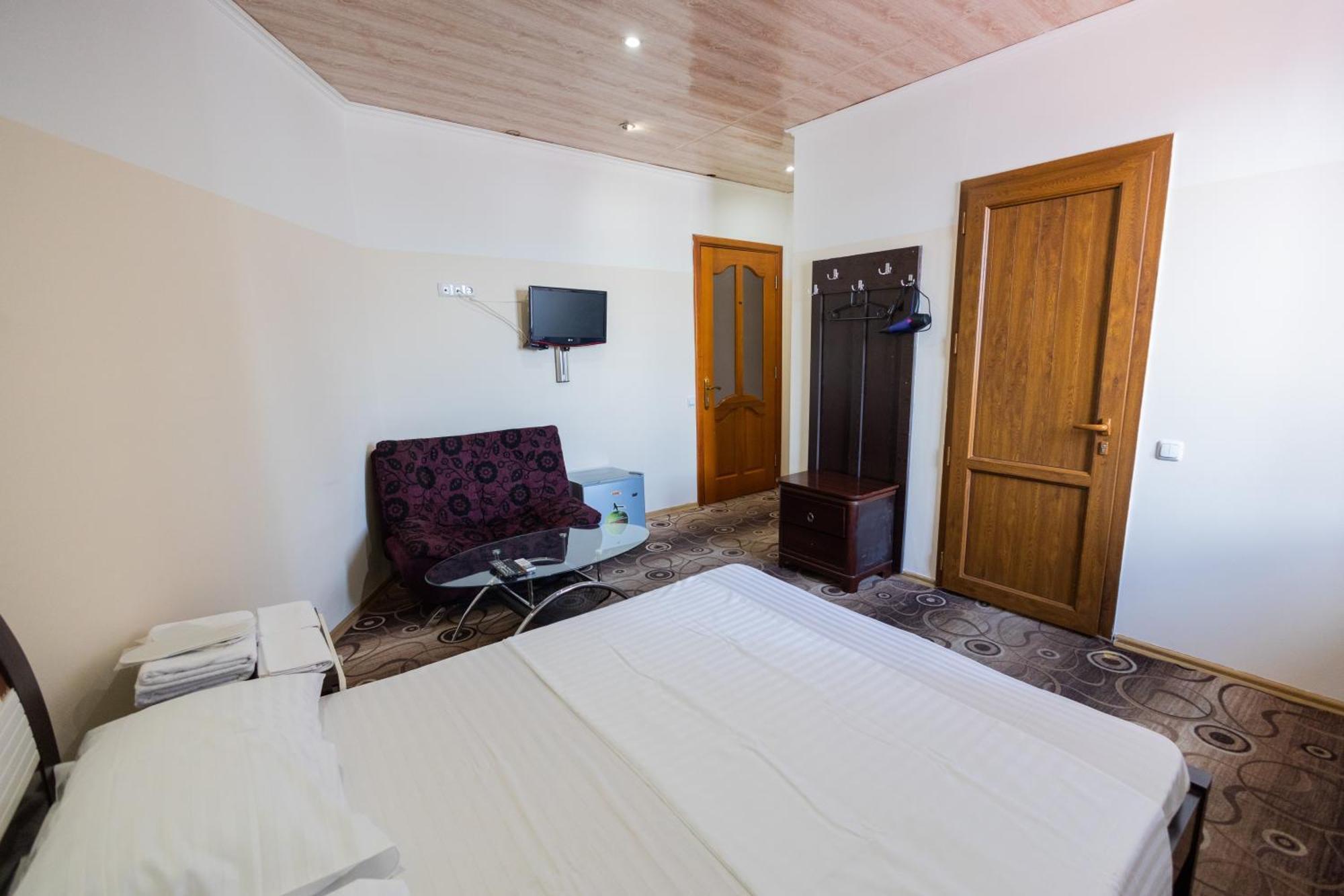 Yan Hotel Ереван Экстерьер фото