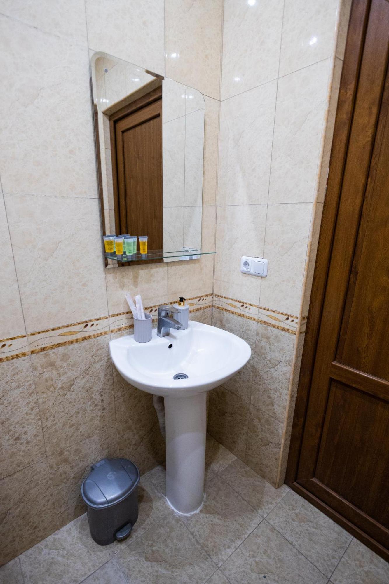 Yan Hotel Ереван Экстерьер фото